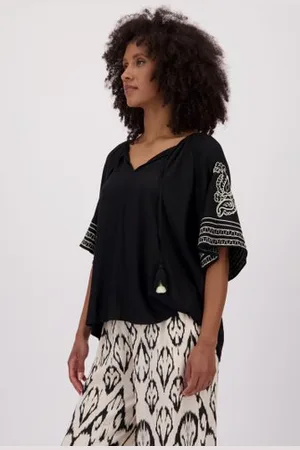 JDY Zwarte blouse met geborduurde mouw