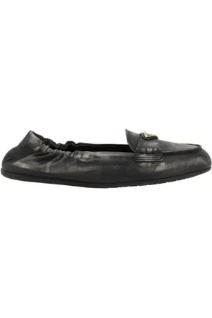 Prada Schoenen, Dames, Bruin, 37 1/2 EU, Leer, Vintage-Effect Leren Loafers met Logo Plaque