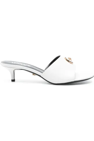 VERSACE Schoenen, Dames, Wit, 37 1/2 EU, Witte Leren Kitten Heel Sandalen