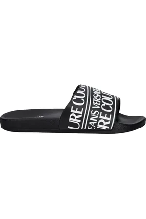 VERSACE Schoenen, Heren, Zwart, 44 EU, Zwarte Slide Sandalen met Relief Logo