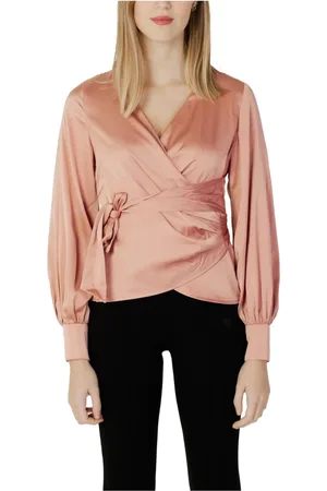 Guess Blouses & Shirts, Dames, Roze, S, Polyester, Roze blouse met V-hals, lange mouwen en kanten sluiting
