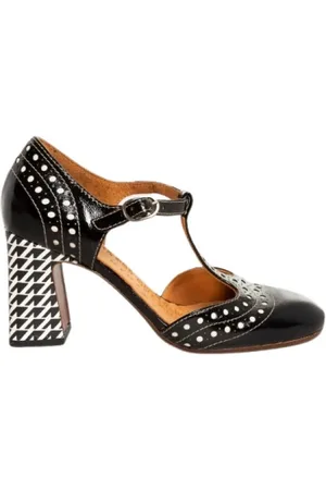 Chie Mihara Schoenen, Dames, Zwart, 40 EU, Leer, T-Strap Sandaal van Lakleer