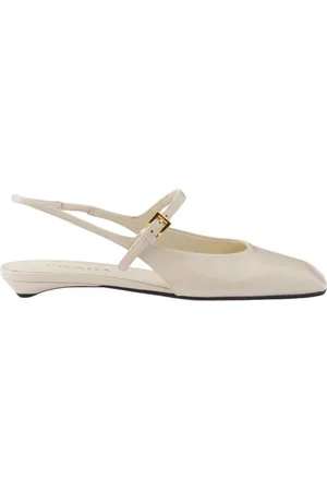 Prada Schoenen, Dames, , 39 EU, Elegante Ivoor Leren Schoenen Stijlvol Ontwerp