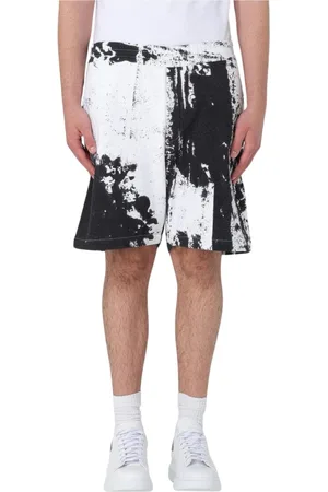 Alexander McQueen Korte broeken, Heren, Zwart, M, Katoen, Moderne Zwarte Print Shorts