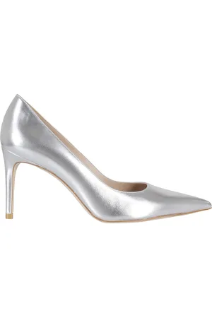 Stuart Weitzman Schoenen, Dames, Grijs, 38 EU, Leer, Zilver Metallic Pump met Puntig Ontwerp