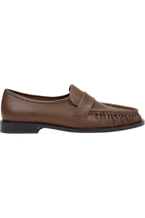 Estro Bruine leren loafers met decoratieve plooien