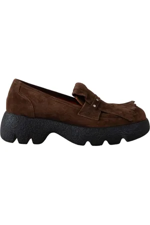 Belle Moderne Bruine Suède Loafers met Metalen Details