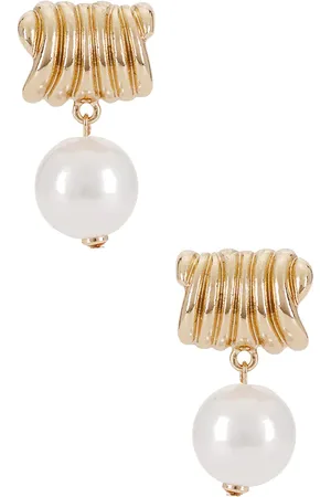 8 Other Reasons Pearl Earrings in