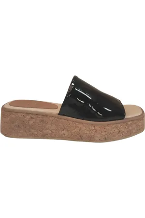 Belang Plateausandale für Damen mit Lacklederstreifen.