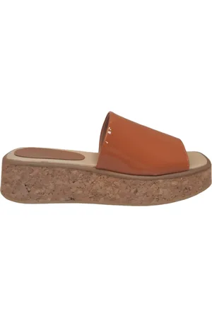 Belang Plateausandale für Damen mit Lacklederstreifen.