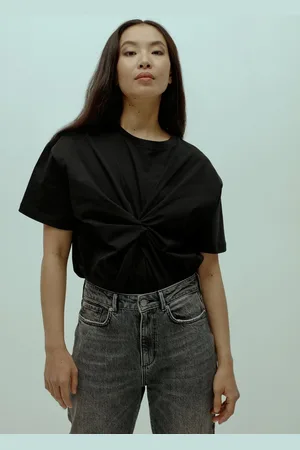 Homage to Denim E top knoopdetail