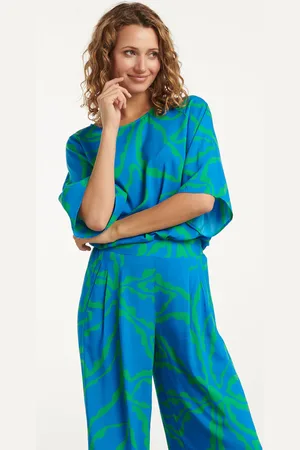Smashed Lemon 25067 blauwe en groene top met grafische bloemenprint