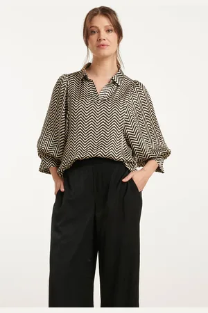 Smashed Lemon 25049 zigzag print top met kraag3/4 puff mouwen |