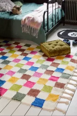 Urban Outfitters Tapis Arc-en-ciel Damier 5x7 par en taille: TAILLE UNIQUE
