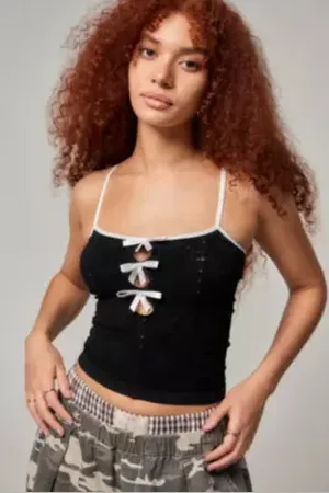 Urban Outfitters UO Lay Lace Bow Cami par en taille: Large