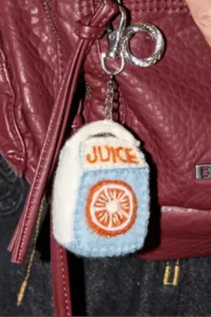 Urban Outfitters Porte-clés UO en forme de carton de jus d