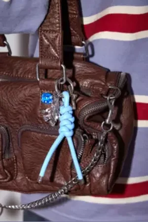 Urban Outfitters Porte-clés charme naud en simili cuir en taille: TAILLE UNIQUE