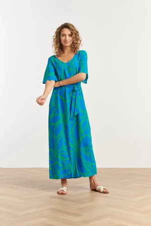 Smashed Lemon 25068 maxi jurk met grafische bloemenprint in felblauw