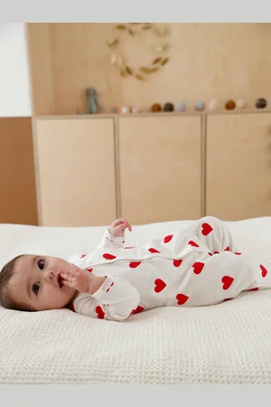 Petit Bateau Baby pyjama met hartjes in fleece wit hartjesprint