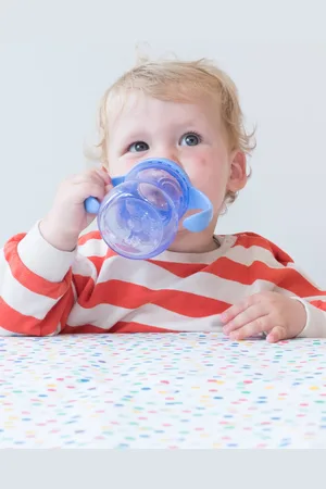 NÛBY Minibeker Easy grip met handgrepen 150 ml - blauw