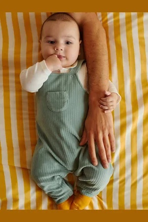 Petit Bateau Geboorteset met tuinbroek en geborduurde body voor baby